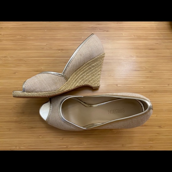 Expressions gold wedge shoes size 7 - Picture 2 of 5